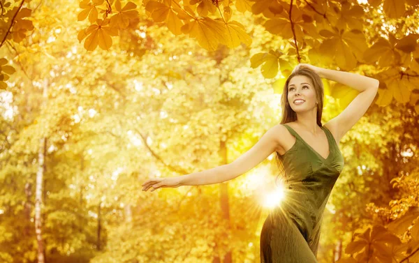 Mulher do outono, modelo feliz da forma na floresta amarela, menina bonita, folhas da queda — Fotografia de Stock