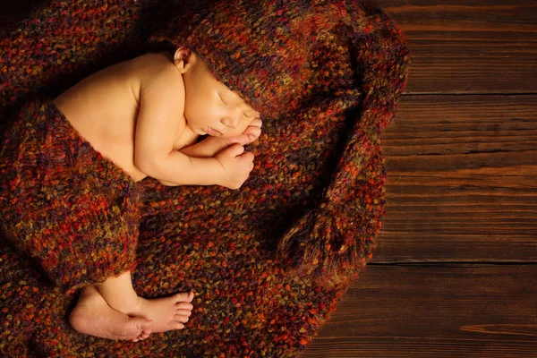 Recién nacido bebé sueño, hermoso durmiendo bebé niño acostado en marrón —  Fotos de Stock