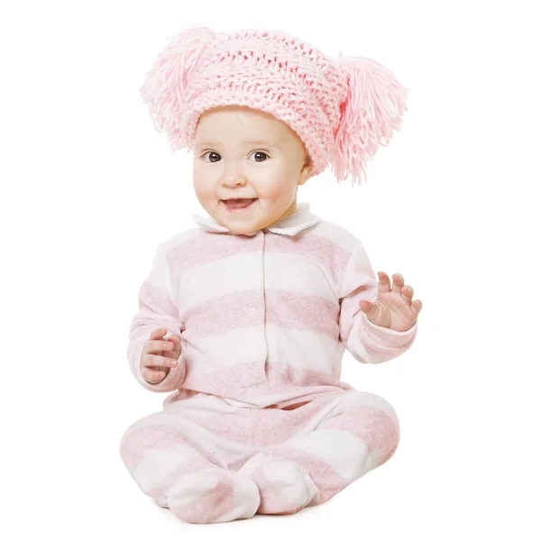 Детская одежда, счастливый ребенок в розовой шляпе, ребенок сидит на белом — стоковое фото