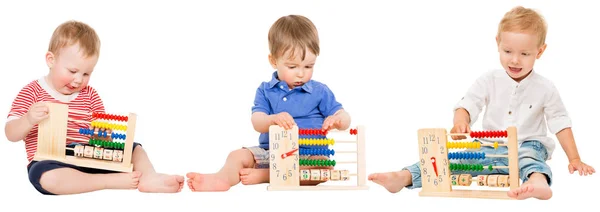 การศึกษาเด็ก, เด็กเล่นนาฬิกา Abacus, เด็กเรียนรู้คณิตศาสตร์ — ภาพถ่ายสต็อก