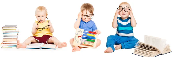 Livro de Leitura de Bebês, Educação Infantil Infantil, Grupo de crianças inteligentes em óculos — Fotografia de Stock