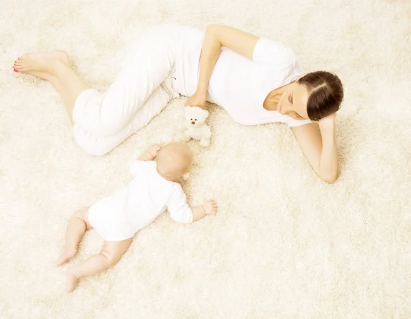 Mère jouant bébé, Joyeux nouveau-né avec maman Jouet de jeu, Garde d'enfants familiale — Photo