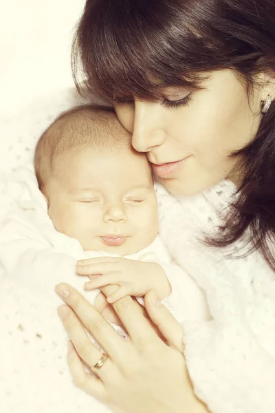 Mãe e bebê recém-nascido adormecido, feliz filho recém-nascido Dormir, família — Fotografia de Stock