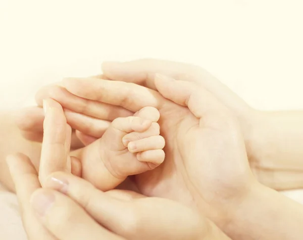 Mano del bebé recién nacido en las manos de la familia, los padres sostienen proteger al niño recién nacido, al padre y al niño — Foto de Stock