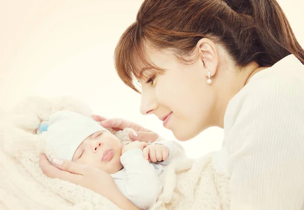 Boldog anya és az újszülött csecsemő alszik, anyu szeretnének új született gyerek — Stock Fotó