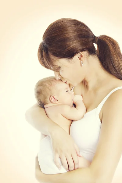 Mãe beijo bebê recém-nascido, mamãe segurando e beijando novo filho — Fotografia de Stock