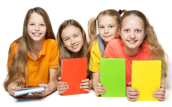 Βιβλία, τα παιδιά κορίτσια ομάδα παιδιών κρατώντας το εξώφυλλο του βιβλίου — Φωτογραφία Αρχείου