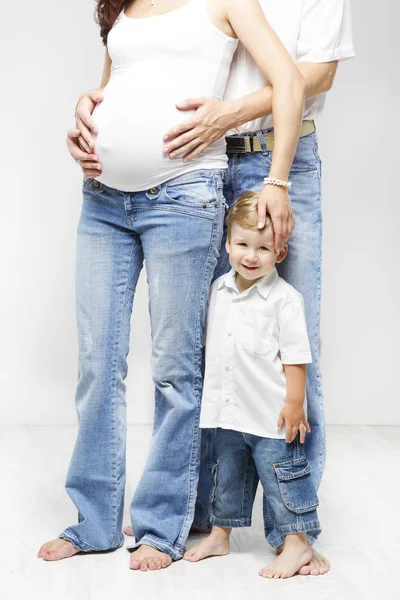 Дитина в сім'ї, вагітна мати батько і щасливий син — стокове фото