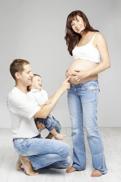 Familia Embarazada, Madre Padre Niño, Felices Padres Jóvenes y Niños —  Fotos de Stock