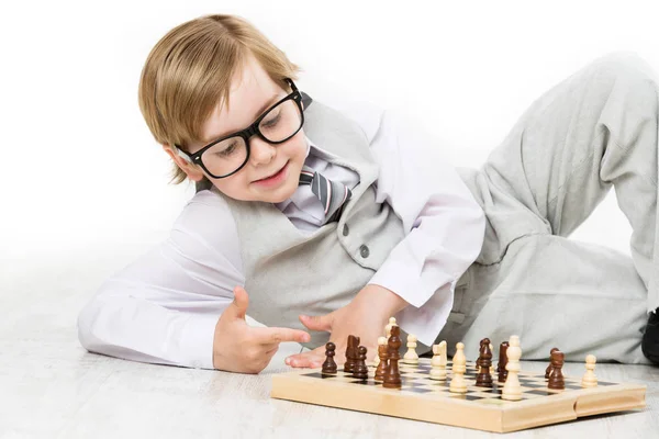 Dítě hrající šachy, chytré dítě chlapec v Business Suit brýle hrát šachy šachovnice — Stock fotografie
