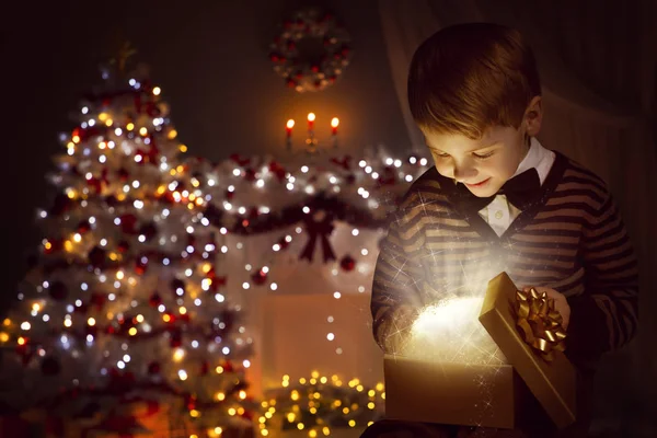 Regalo de regalo abierto para niños de Navidad, Happy Kid Opening Giftbox, Árbol de Navidad —  Fotos de Stock