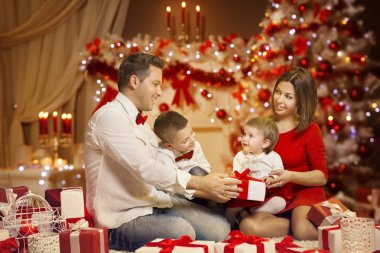 Aile portresi, bir şekilde dekore edilmiş Xmas ağacı, çocuk hediye kutusu mevcut Noel