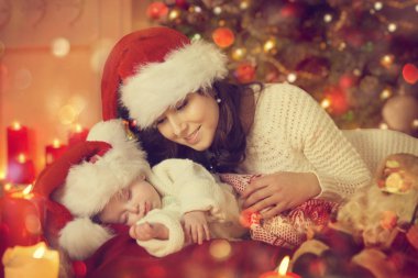 Noel yeni doğan bebek ve anne, yeni doğan çocuk uyku, Santa anne Ha