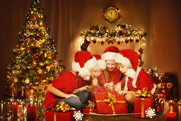 Caixa de presente aberta das crianças do Natal, caixa de presente de abertura de crianças felizes — Fotografia de Stock