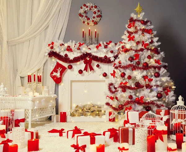 Chimenea del árbol de Navidad, sala de estar de Navidad y decoración del lugar del fuego — Foto de Stock