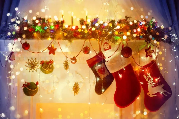 Julstrumpa på spis, hängande Xmas familj Strumpor — Stockfoto