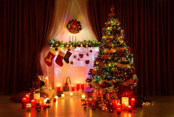Lighting Christmas Tree, Xmas Fireplace and Stockings, New Year Interior — Stock Photo, Image