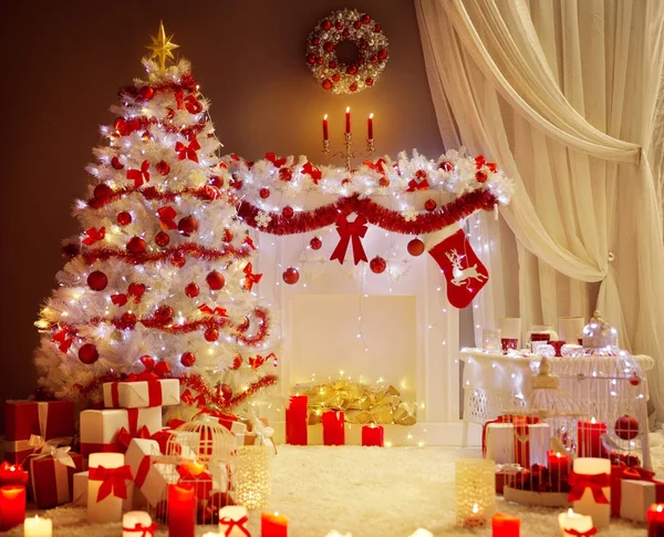 Luces del árbol de Navidad, Chimenea de Navidad Sala de estar escena, Interior de vacaciones — Foto de Stock