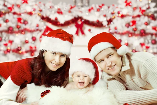 Christmas Family Portrait, Newborn Baby in Santa Hat, Happy New Year — Stock Photo, Image