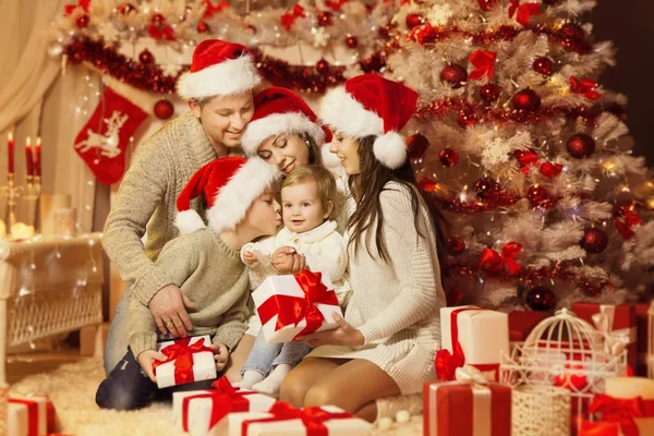 Kerst familie portret, kinderen een gelukkige vader moeder, Xmas boom presenteert geschenk — Stockfoto