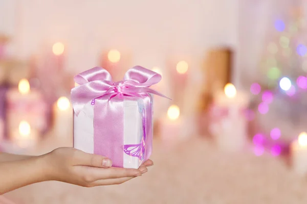 Caja de regalo en las manos, mano femenina y presente con arco rosa —  Fotos de Stock