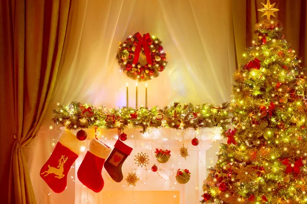 Рождественская елка, чулки и венок, праздничное освещение комнаты украшения, огни Рождества — стоковое фото