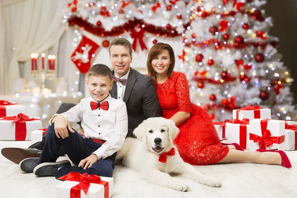 Kerst familieportret, vader moeder kind jongen hond, Happy New Year — Stockfoto