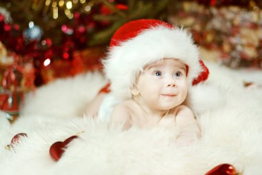 Noel bebek portre, gezinme çocuk mutlu, gülümseyen çocuk Noel Baba şapkalı çocuk