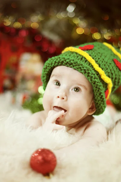 Ritratto bambino, Bambino appena nato con cappello verde dell'albero di Natale, Bambino felice — Foto Stock