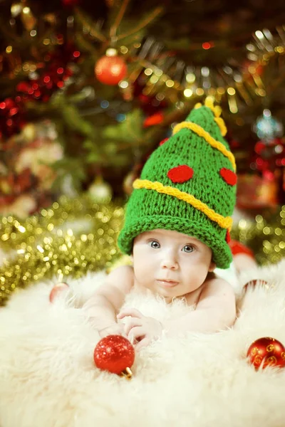 Retrato de bebê recém-nascido, Happy New Born Kid, Criança em chapéu de árvore de ano novo verde — Fotografia de Stock