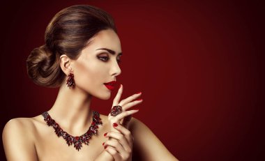 Moda Model kırmızı taş takı, kadın Retro makyaj ve değerli taşlar yüzük