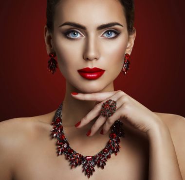 Moda Model güzellik makyaj ve kırmızı taş takı, kadın Retro portre