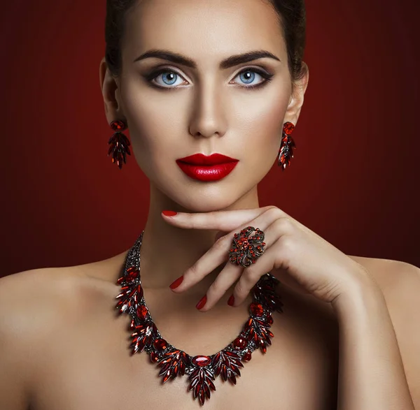 Moda Modelo Beleza Maquiagem e Pedra Vermelha Jóias, Mulher Retrô Retrato — Fotografia de Stock
