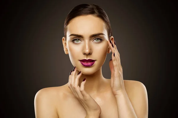 Retrato de belleza de mujer, labios y uñas de maquillaje, maquillaje de cuidado de la piel de la cara —  Fotos de Stock