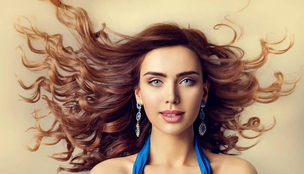 Modèle de mode vent dans les cheveux ondulés, portrait de beauté de femme et coiffure bouclée, maquillage — Photo