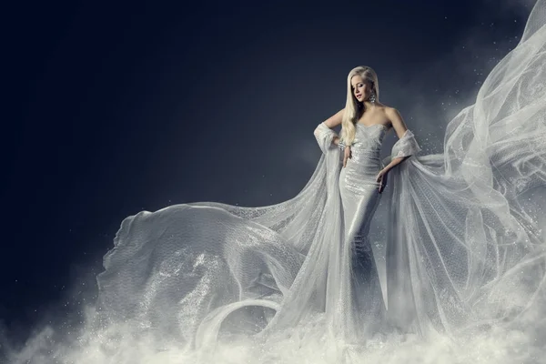 Módní šaty Beauty Model, mává stříbrné šaty, Žena v bílé vlající šaty textilie — Stock fotografie