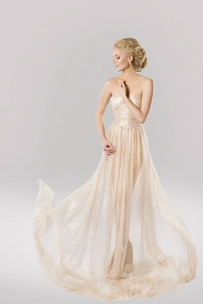 Modello di moda in bellissimo vestito e bellezza acconciatura, Donna abito lungo — Foto Stock
