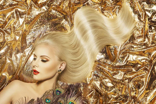 Модна модель Зачіска та макіяж краси, Жінка, яка бажає золота зачіска та макіяж — стокове фото