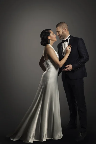 Casal retro, mulher bem vestida em vestido longo e homem elegante em terno preto — Fotografia de Stock