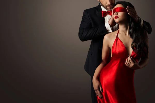 Casal Amor Beijo, Sexy Blindfolded Mulher Dançando em Vestido Vermelho e Homem Elegante — Fotografia de Stock