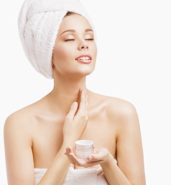 Kadın Spa ve güzellik, genç Model, banyo Havlu uygulanan Cilt nemlendirici