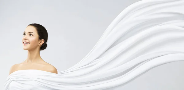 Vrouw gezicht schoonheid portret, gelukkig meisje in witte stroomt zwaaien stof — Stockfoto