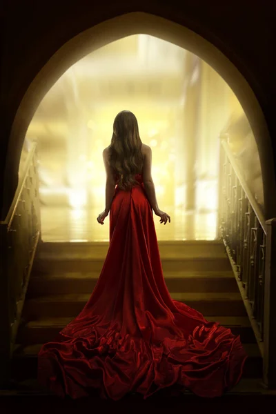 Elegante silueta de mujer en vestido largo rojo, vista trasera de la señora, vestido ondeando en las escaleras —  Fotos de Stock