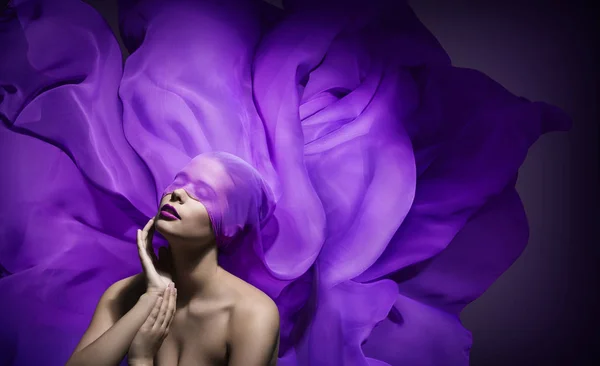 Fashion Model schoonheid kunst, mooie vrouw gezicht met paarse doek Blind, geblinddoekt meisje Fantasy — Stockfoto