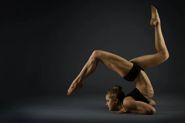 Torna jóga jelent, nő rugalmas Body, tornász egyensúly, Acrobat vissza könyök helyzetét — Stock Fotó