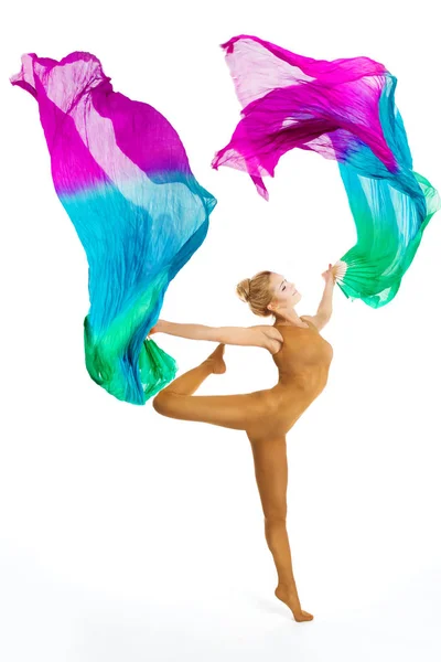 Ginnasta danza con tessuto colorato volante, ginnastica e aerobica, danza acrobata in body — Foto Stock