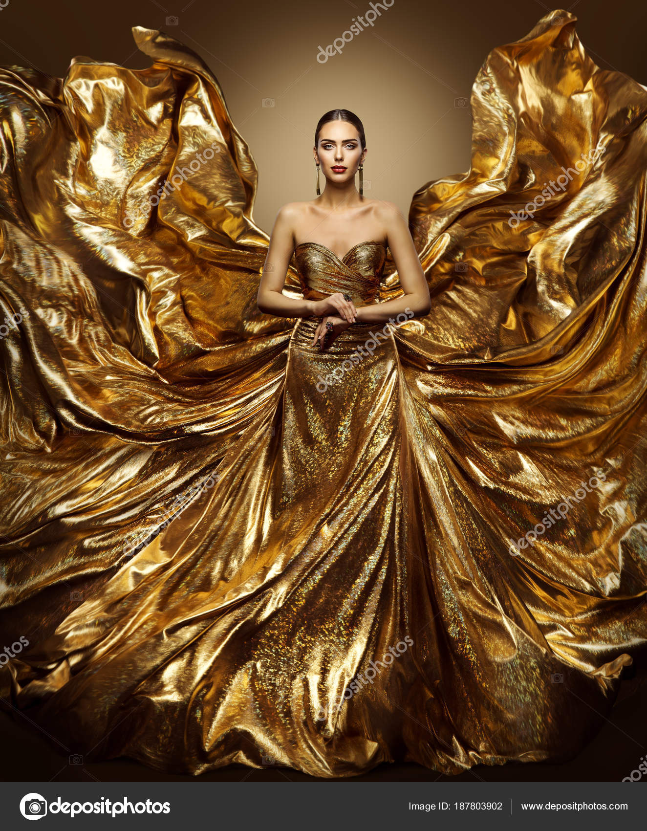 Дама в золотом хср. Девушка в золотом платье. Модель в золотом платье. Женщина в золоте. Богиня в золотом платье.