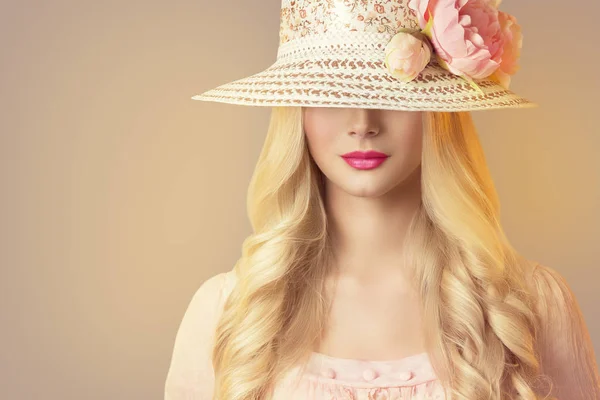 Fotomodel in brede rand hoed met Peony bloemen, mooie vrouw Retro make-up — Stockfoto