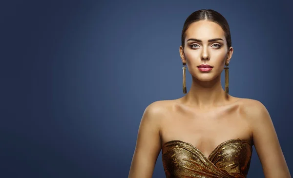 Fashion Model Beauty Studio portret, mooie vrouw gezicht make-up, aantrekkelijk meisje in gouden jurk — Stockfoto