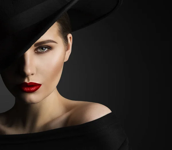 패션 모델 아름다움 초상, 검은 모자, 아름 다운 여자 입술 눈 메이크업에 우아한 여자 — 스톡 사진
